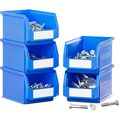 Contenedores de almacenamiento azules llenos de tornillos y tuercas, utilizados para organizar piezas de ferretería. Etiquetas blancas para la identificación.