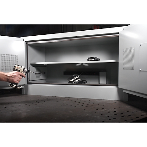 Dessin de contour de caméra gris sur fond blanc.