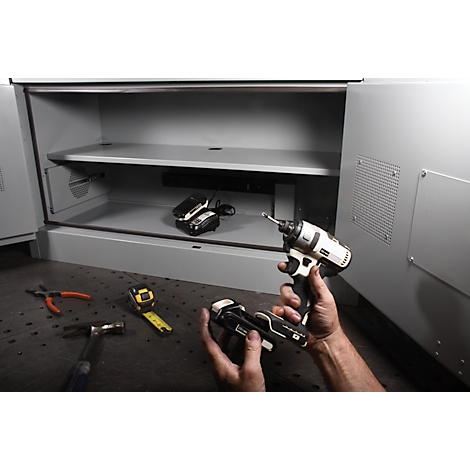 Contour gris d'un appareil photo sur fond blanc. L'appareil photo a une zone d'objectif ronde.