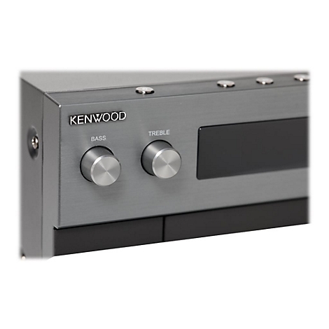 Nahaufnahme einer grauen Kenwood Stereoanlage mit Drehreglern für Bass und Treble.