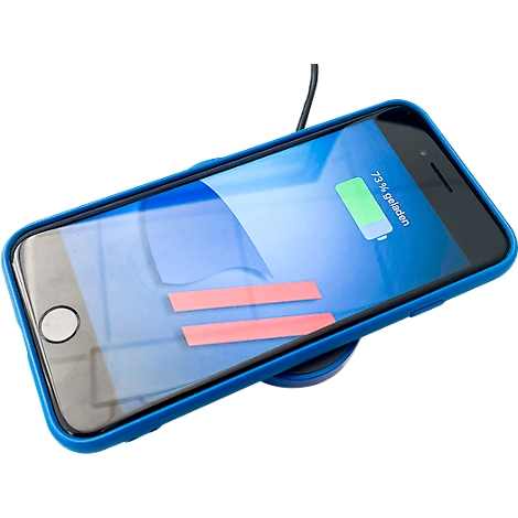 Ein blaues Smartphone mit Hülle liegt auf einer schwarzen kabellosen Ladestation. Auf dem Bildschirm: 73% geladen.