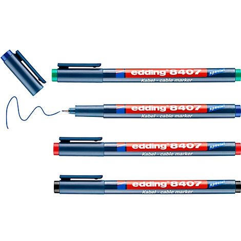 Blaue Edding-Marker mit grüner, blauer, roter und schwarzer Kappe, daneben liegt eine blaue Strichspur, Deckel liegt daneben.