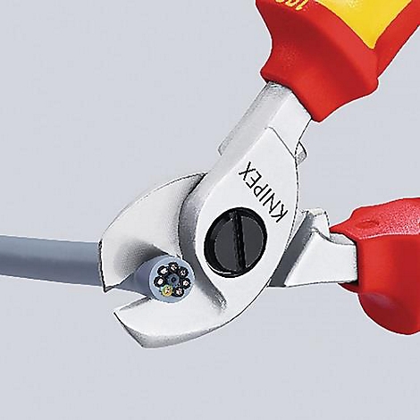 Close-up van een krimptang die een kabel doorknipt. De naam KNIPEX is zichtbaar op de tang.