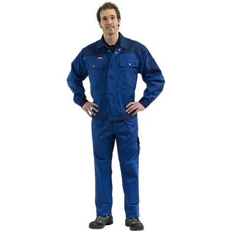Mann in blauer Arbeitskleidung mit Händen in den Hüften. Dunkelblaue Schulterpartie, blaue Hose, schwarze Schuhe.