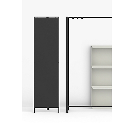 Donkere kast en plank tegen een witte achtergrond. Een hoge, smalle kast aan de linkerkant. Een plank met drie niveaus aan de rechterkant.