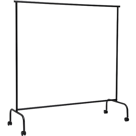 Zwarte kledingrek met wielen, op een witte achtergrond.