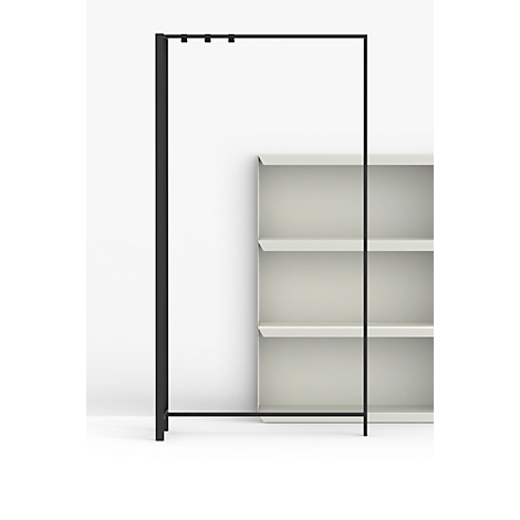 Zwart metalen frame met drie ingebouwde spots. Achter dit frame een plank met drie crème planken.