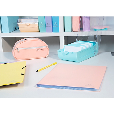 Divers articles de bureau sur un bureau : une trousse rose, un porte-stylos, un classeur rose, un document jaune et un stylo.