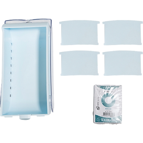 Boîte de rangement rectangulaire bleu clair avec un couvercle transparent. À côté, des étiquettes nominatives et un paquet de papier.