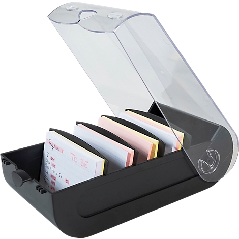 Boîte à cartes noire avec couvercle transparent, ouverte, remplie de fiches colorées, certaines étiquetées.