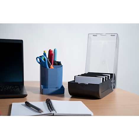 Bureau avec bloc-notes, porte-stylo, fichier de cartes et ordinateur portable. Le fichier de cartes est ouvert.