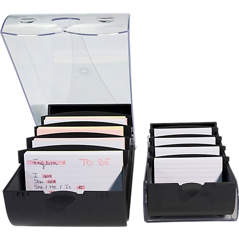 Deux boîtes à cartes noires avec couvercles ouverts remplies de fiches. Une carte indique "English To Be".
