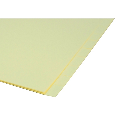 Hellgelbe Papierblätter stapeln sich; ein schlichter, heller Hintergrund.