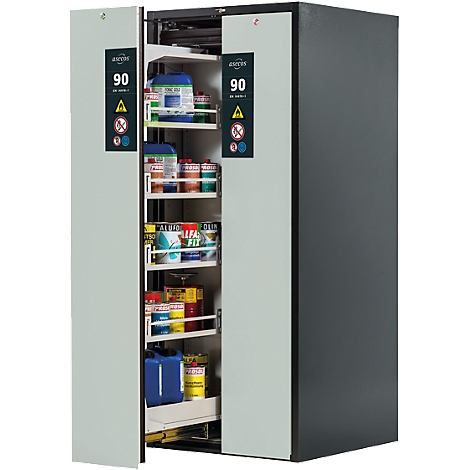 Veiligheidskast met open deuren, gevuld met kleurrijke chemicaliën. Label: 90, waarschuwingssymbolen. Verheldering door het open compartiment.