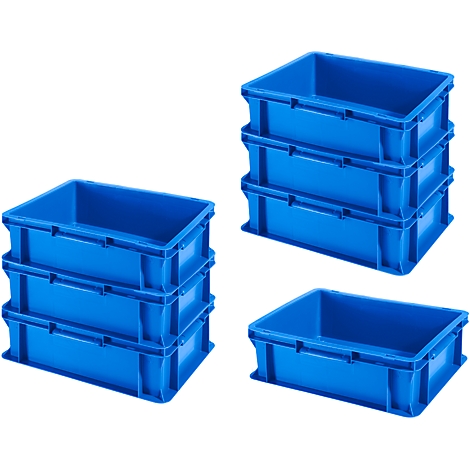 Drei Stapel blauer Kunststoffbehälter; einer aus drei, zwei aus je zwei Behältern.