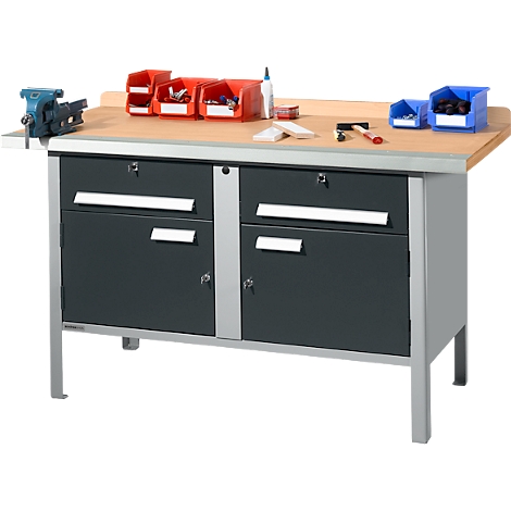 Werkbank mit Metallgestell und Holzplatte, Schubladen, Werkzeug, Schraubzwinge und Aufbewahrungsboxen.