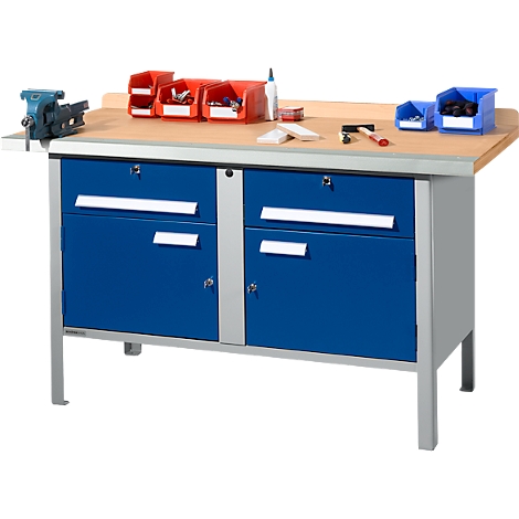 Werkbank mit blauen Türen und Schubladen, Holzplatte, Zubehör.