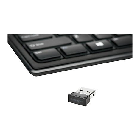 Schwarze Tastatur mit USB-Empfänger; Empfänger mit "Kensington" Beschriftung.