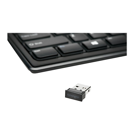 Schwarze Tastatur mit einem USB-Empfänger; auf dem Empfänger steht Kensington.