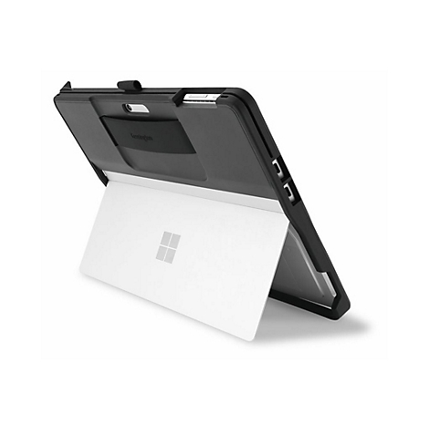 Une tablette noire dans un étui de protection, maintenue. Le logo Microsoft est visible à l'arrière.