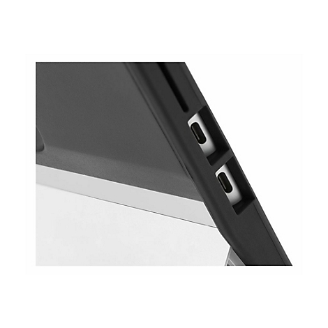 Nahaufnahme eines schwarzen Laptop-Gehäuses mit zwei USB-Anschlüssen. Der Hintergrund ist weiß.