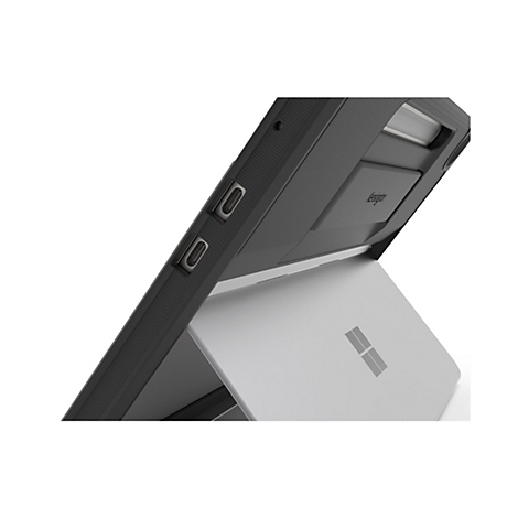 Nahaufnahme eines Tablets in einer schwarzen Schutzhülle, aufgestellt mit Ständer. Auf dem Tablet ist das Logo von Microsoft zu sehen. Der Ständer und das Tablet sind in einem Winkel von etwa 45 Grad auf einem weißen Hintergrund positioniert.