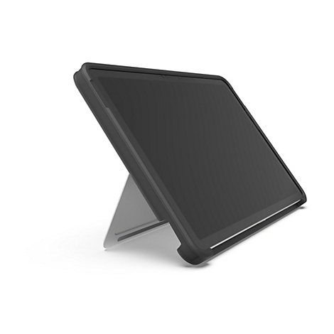 Ein schwarzes Tablet in einer schwarzen Schutzhülle, aufgestellt von einem grauen Ständer, vor weißem Hintergrund.
