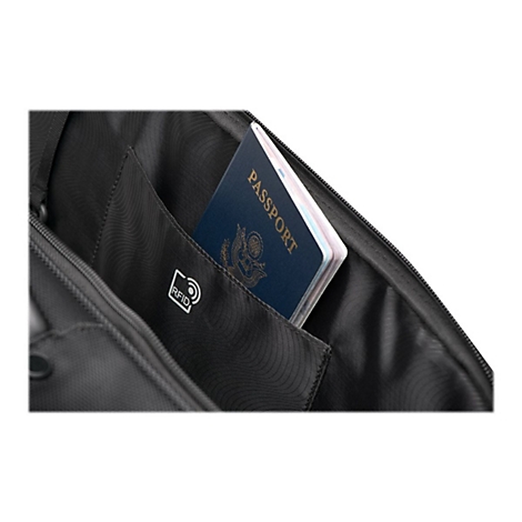 Schwarze Tasche, in deren Innentasche ein Reisepass steckt, links das RFID-Symbol.