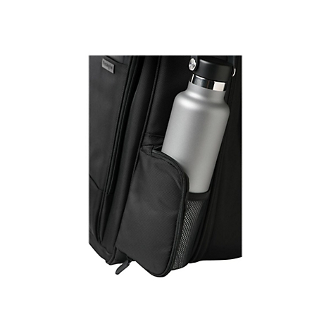 Schwarzer Rucksack mit einer grauen Trinkflasche in der Seitentasche.