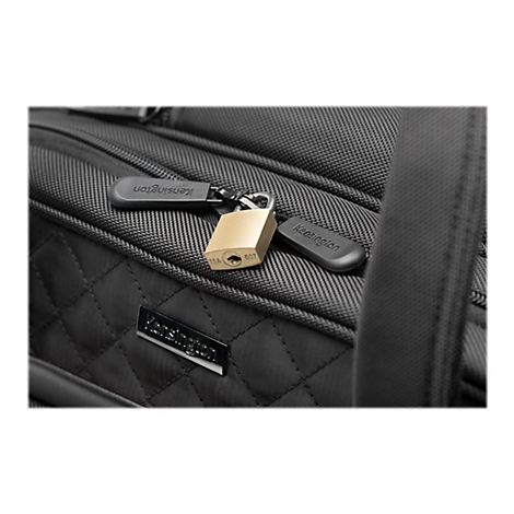 Detailaufnahme einer schwarzen Laptop-Tasche mit einem goldenen Vorhängeschloss, das mit einem Reißverschluss verbunden ist. Das Schloss trägt die Aufschrift 'TSA 007'.