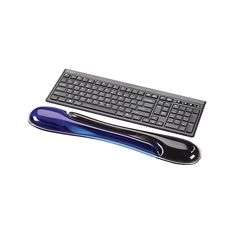 Schwarze Tastatur mit blau-schwarzer Handgelenkauflage. Auf weißem Hintergrund.