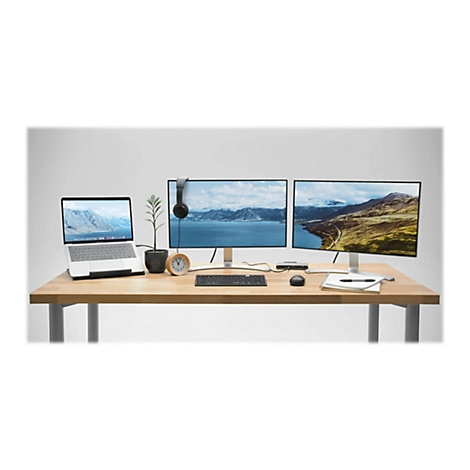 Une configuration de bureau avec un ordinateur portable, deux moniteurs, un casque et des accessoires sur fond blanc.