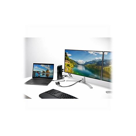 Poste de travail avec ordinateur portable, station d'accueil, clavier et Ã©crans affichant un paysage. Le tout sur une table blanche.