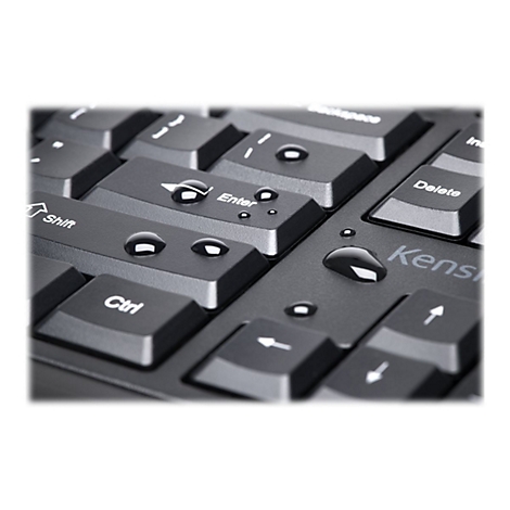 Nahaufnahme einer schwarzen Tastatur mit Wassertropfen auf den Tasten.