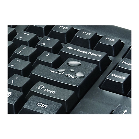 Nahaufnahme einer schwarzen Computertastatur. Enter-Taste und Backspace-Taste mit Wassertropfen.