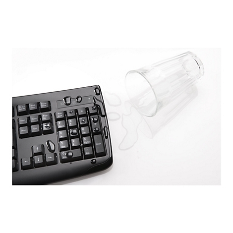 Schwarze Tastatur mit verschÃ¼ttetem Wasser. Daneben liegt ein umgekipptes Glas.