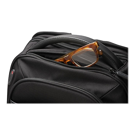 Sac à dos noir avec des lunettes marron dans la poche avant.