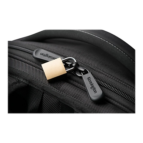 Gros plan sur une fermeture éclair de sac à dos noir sécurisée par un cadenas doré.