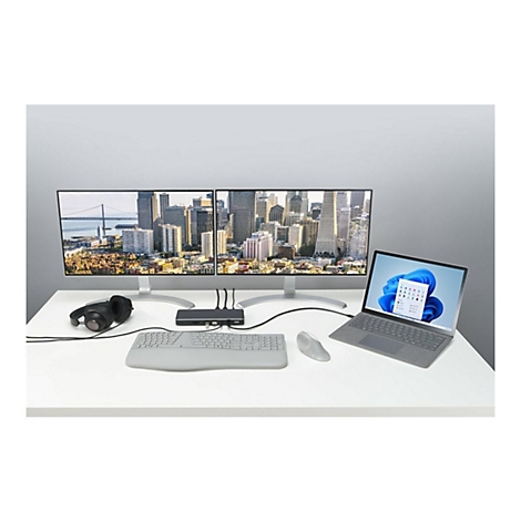Schreibtisch mit zwei Monitoren, Laptop, Tastatur, Maus, Headset und Dockingstation.