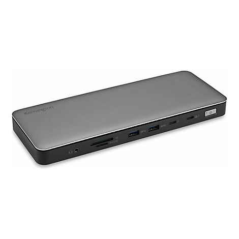 Ein silberner Kensington-USB-C-Hub, mit verschiedenen AnschlÃ¼ssen und SD-Kartenleser. Das GerÃ¤t liegt diagonal auf weiÃŸem Hintergrund.