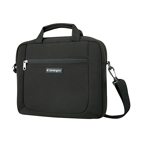 Schwarze Laptoptasche mit Tragegriff und Schultergurt. Auf der Tasche ist der Schriftzug "Kensington" zu sehen.