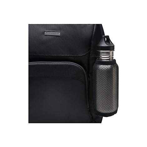 Schwarzer Rucksack mit einer silbernen Wasserflasche in einer Netztasche. Auf dem Rucksack ist der Schriftzug "Kensington" zu sehen.