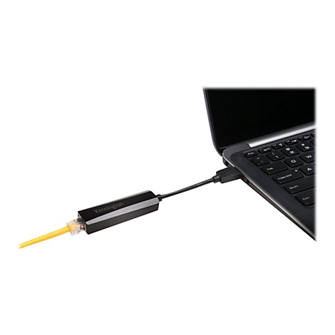 Ein schwarzer Netzwerkadapter von Kensington, angeschlossen an einen Laptop. Ein gelbes Kabel steckt in den Adapter.