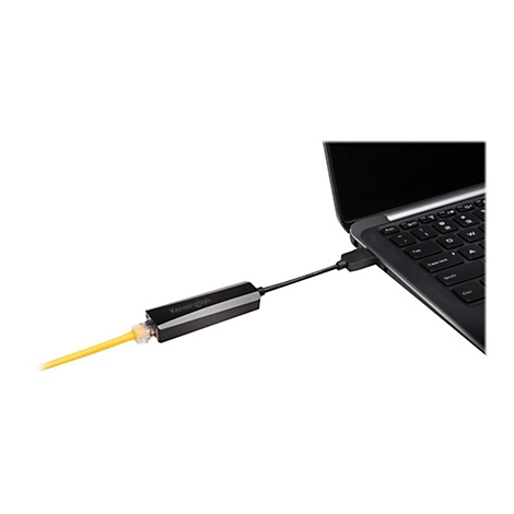 Ein Laptop, an den ein Netzwerkadapter mit gelbem Kabel angeschlossen ist.