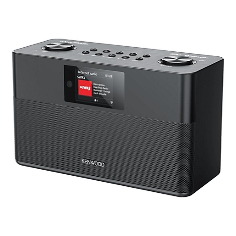 Schwarzes Kenwood SmartRadio mit Lautsprechergitter, Display, Bedientasten und Drehreglern vor weißem Hintergrund.