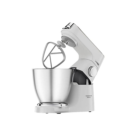 Weiße Kenwood Titanium Chef Baker XL Küchenmaschine mit Edelstahlschüssel und Rührelement auf weißem Grund.