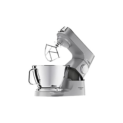 Silberne Kenwood Küchenmaschine mit Edelstahlschüssel und Rühraufsatz vor weißem Hintergrund.