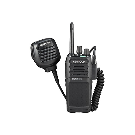 Schwarzes Kenwood Funkgerät mit Mikrofon und Antenne, vor weißem Hintergrund.