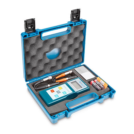 Mallette bleue ouverte avec équipement de mesure : compteur, câbles, sondes, piles. La mousse noire protège les appareils.