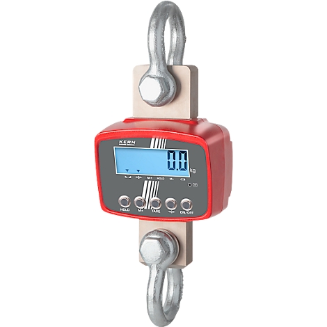 Balance numérique suspendue affichant 0,0 kg. Il est rouge, avec deux crochets métalliques et un écran.